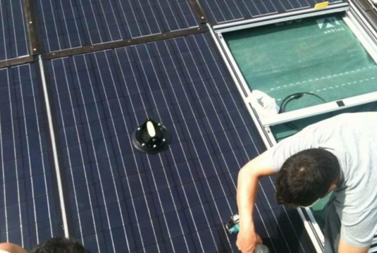 ouvrier travaillant sur un panneau photovoltaïque