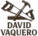 Logotipo con una sierra, un martillo y un cepillo de mano sobre el nombre DAVID VAQUERO