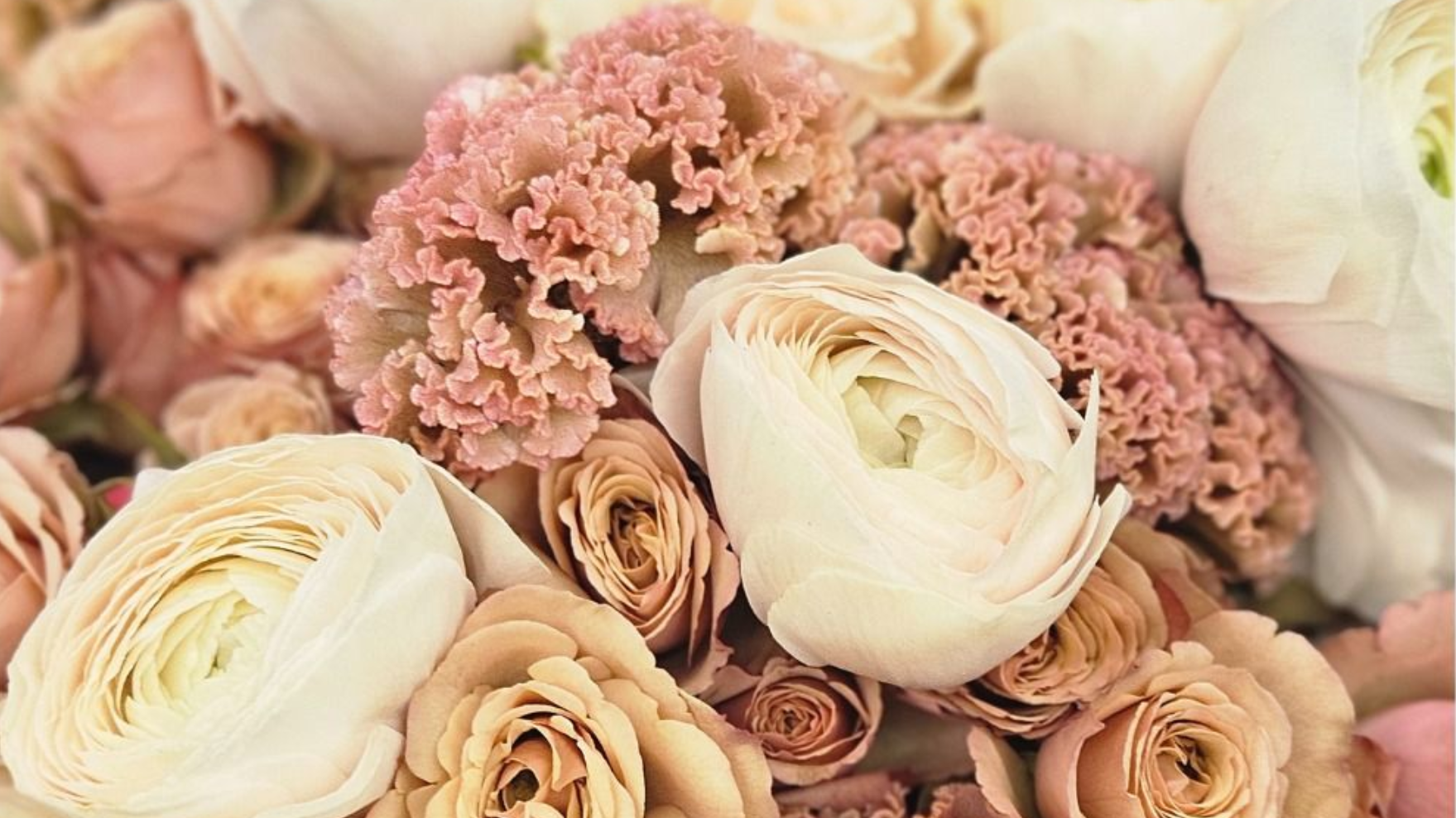 Bouquet aux douces teintes pastel de roses et de fleurs crème, blush et rose pâle
