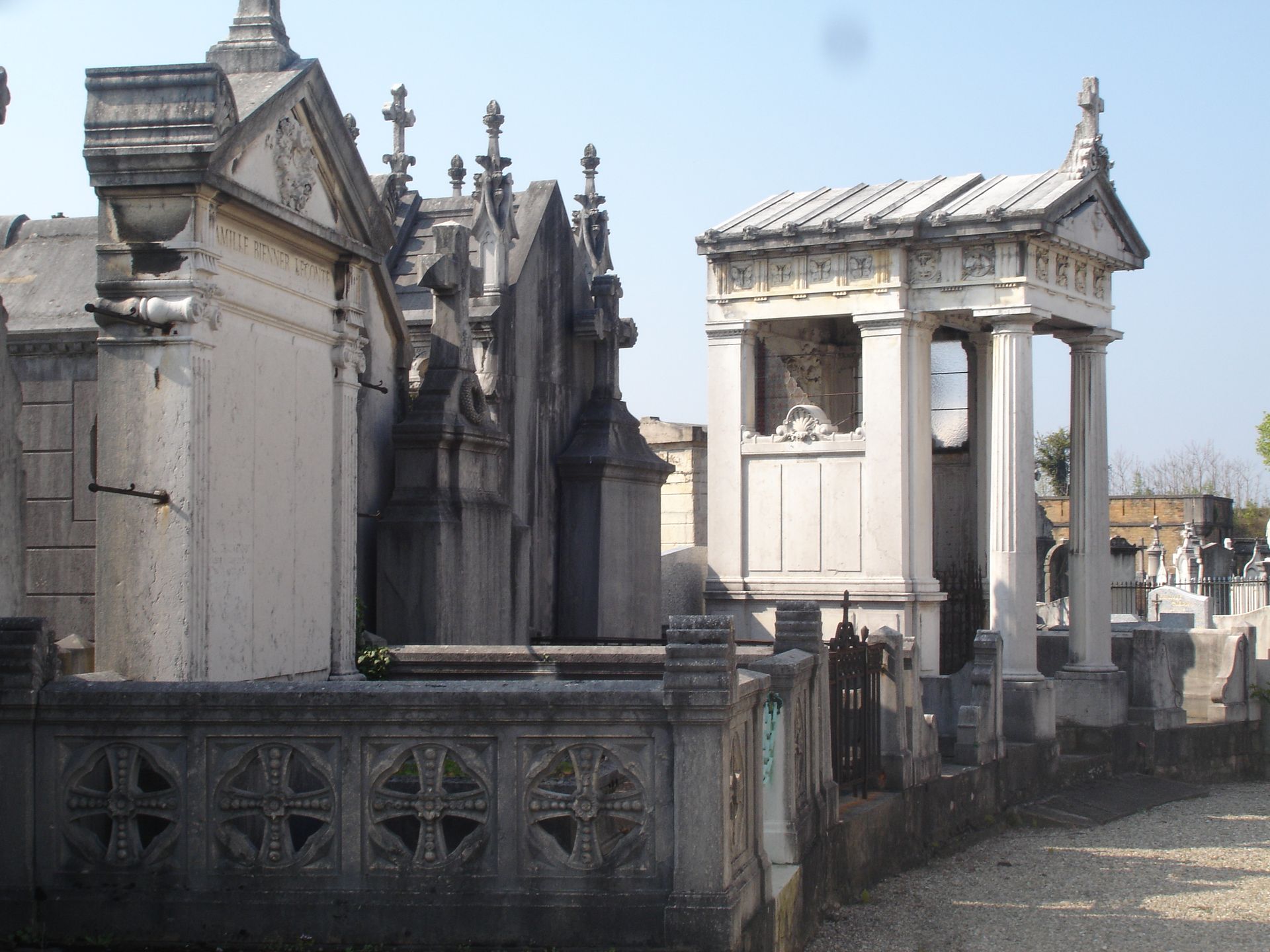 Cimetière de pierre, mausolées et tombeaux ornés sous un ciel clair