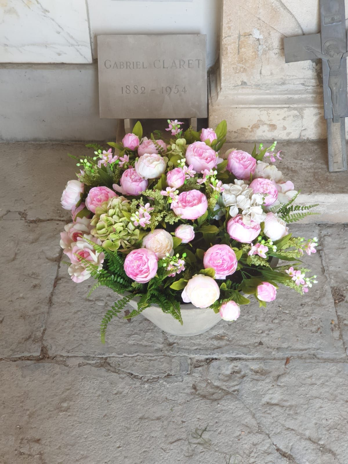 Bouquet de fleurs roses, blanches et jaunes avec feuillage vert