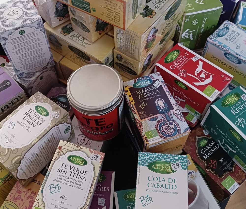 Una pila de cajas de té que incluían cola de cavallo