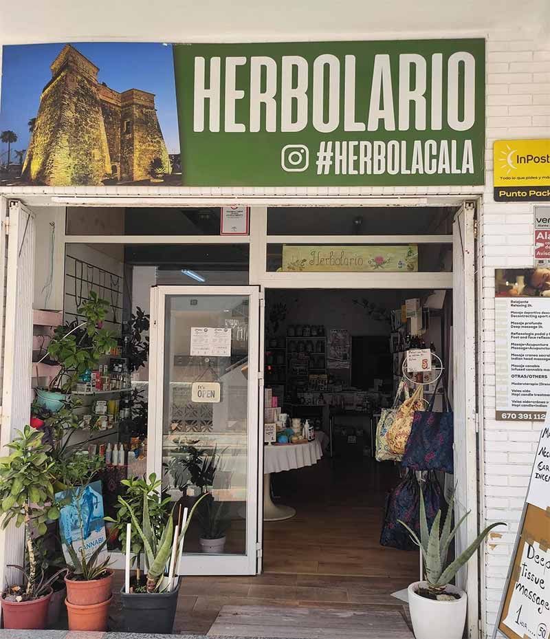 Un escaparate con un cartel que dice herbolario