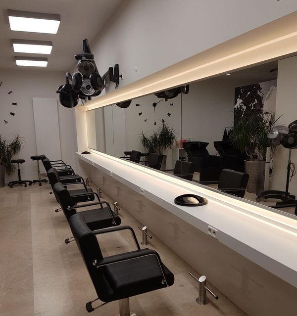 Schwarze Stylingstühle im Friseursalon