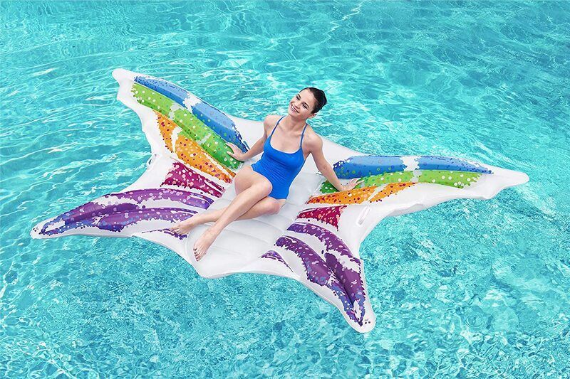 Mise en situation du matelas gonfable avec une femme dessus dans une piscine.