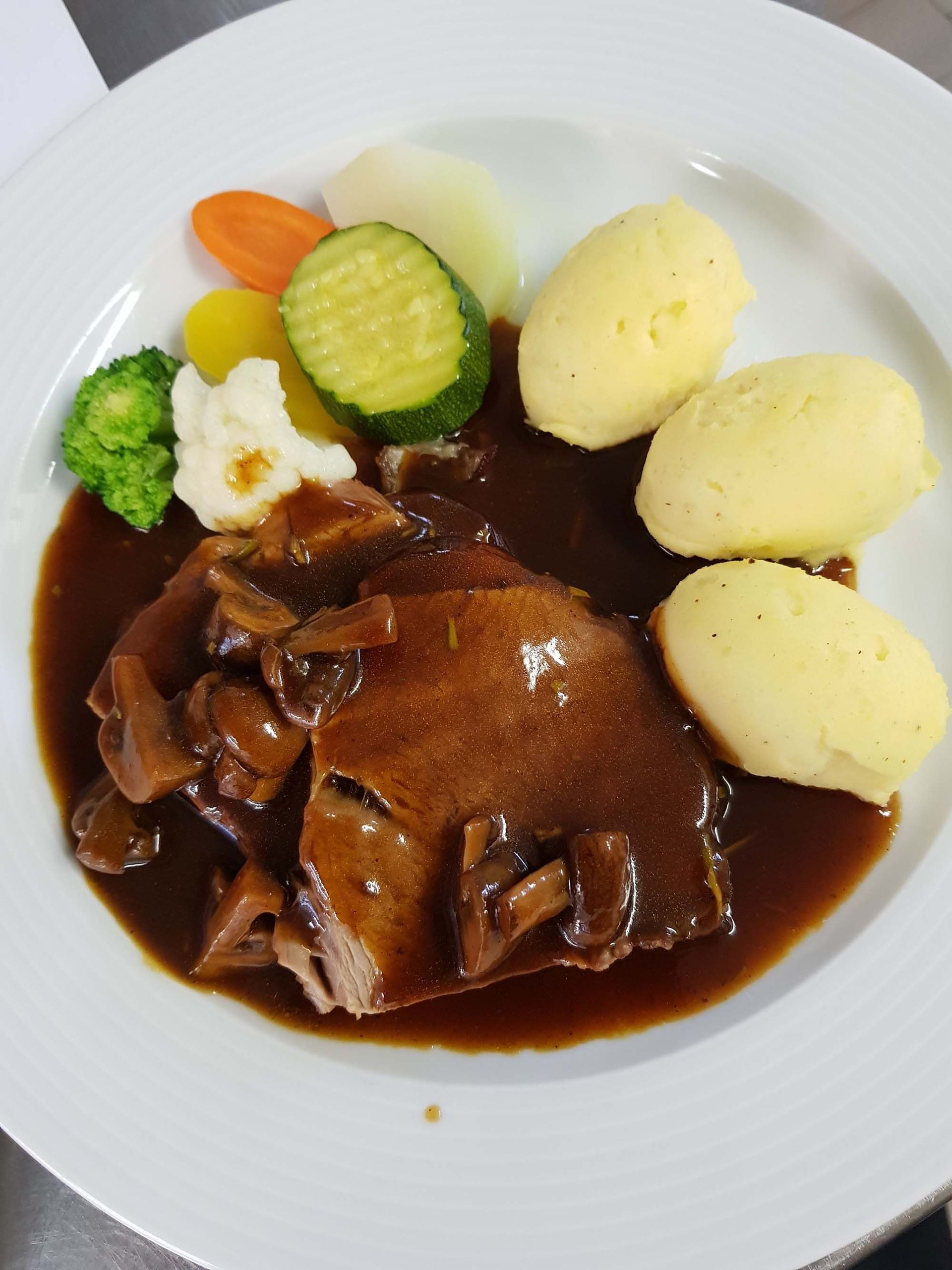 Sonntagsbraten - Hotel Restaurant Baumgarten - Benken