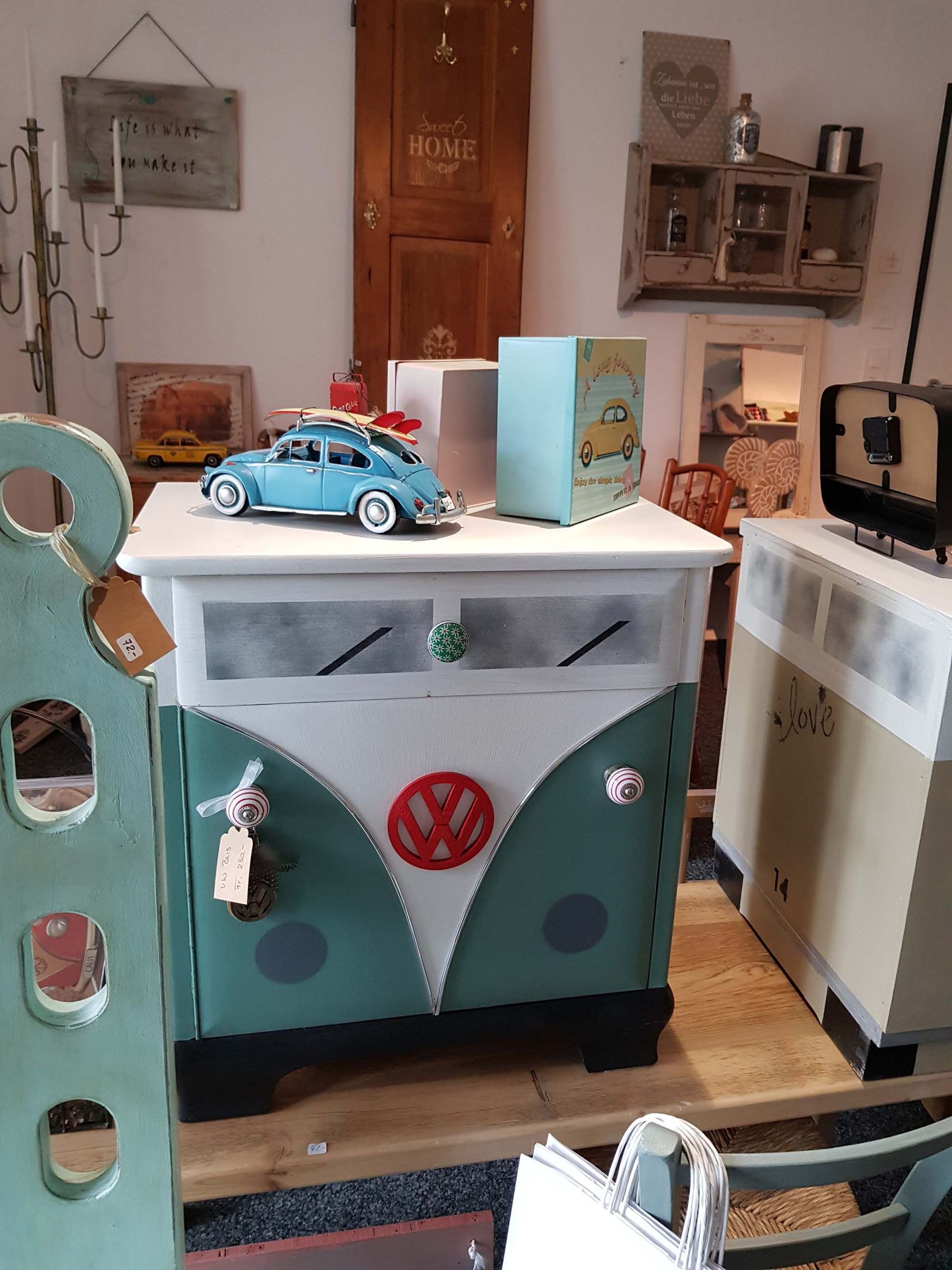 In einem Zimmer steht auf einem Tisch ein Spielzeugauto.