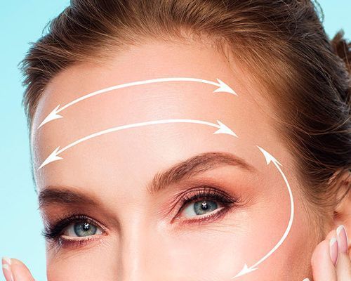 Un primer plano del rostro de una mujer con flechas apuntando a la frente.