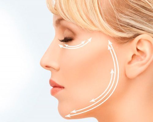 Un primer plano del rostro de una mujer con flechas dibujadas en él.
