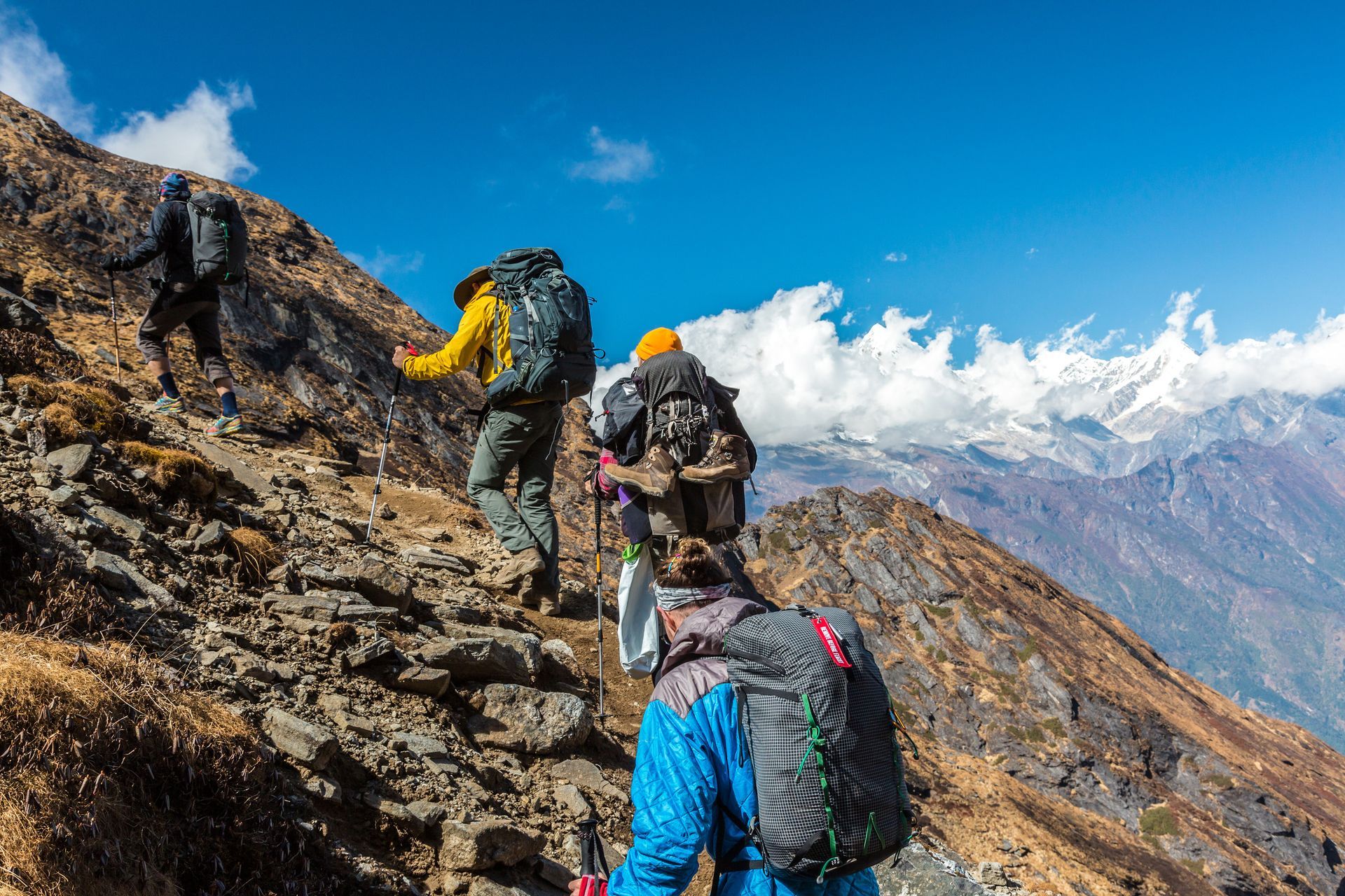 Un grupo de personas está caminando por una montaña.