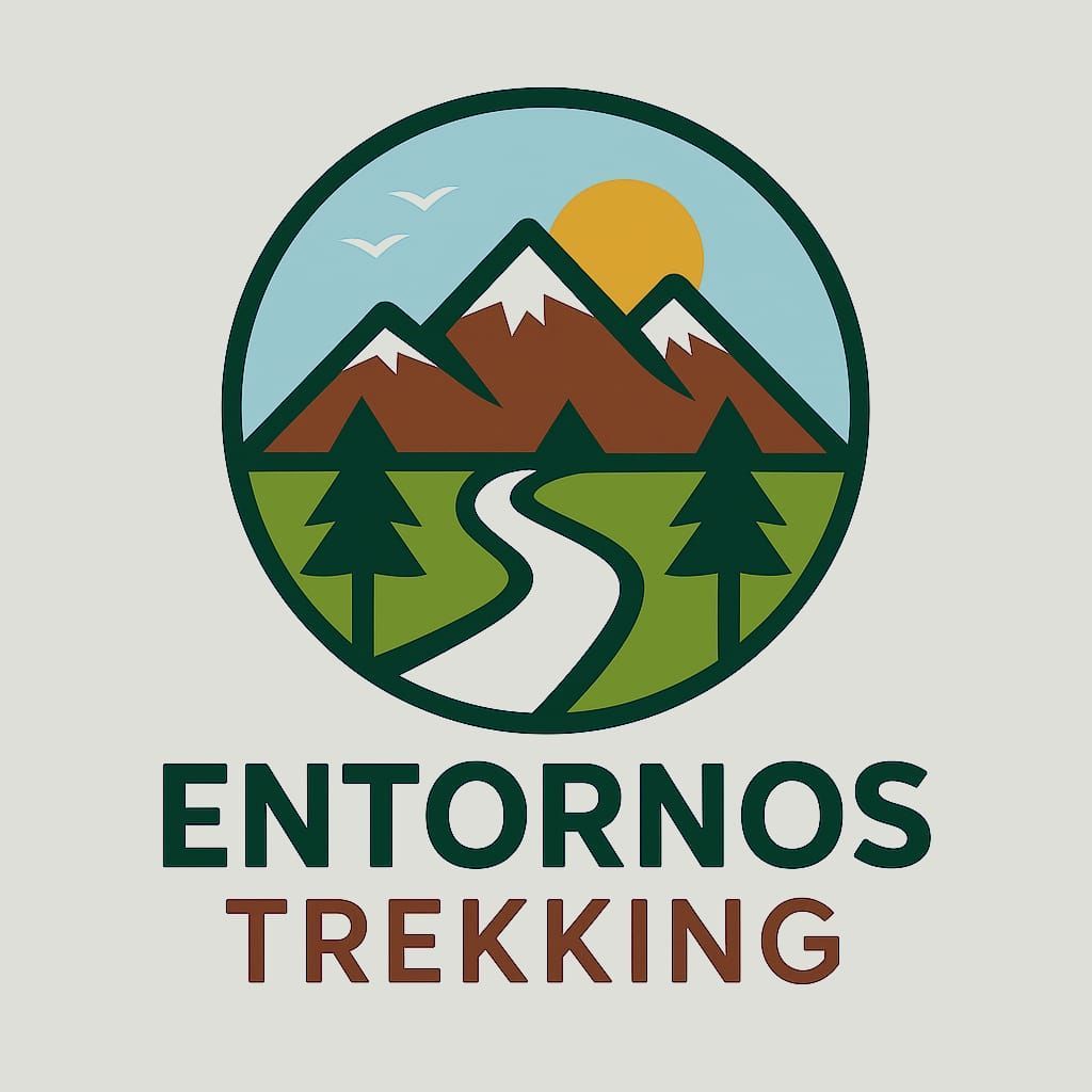 Un logotipo para entornos de trekking con montañas y árboles.