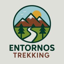 Un logotipo para entornos de trekking con montañas y árboles.