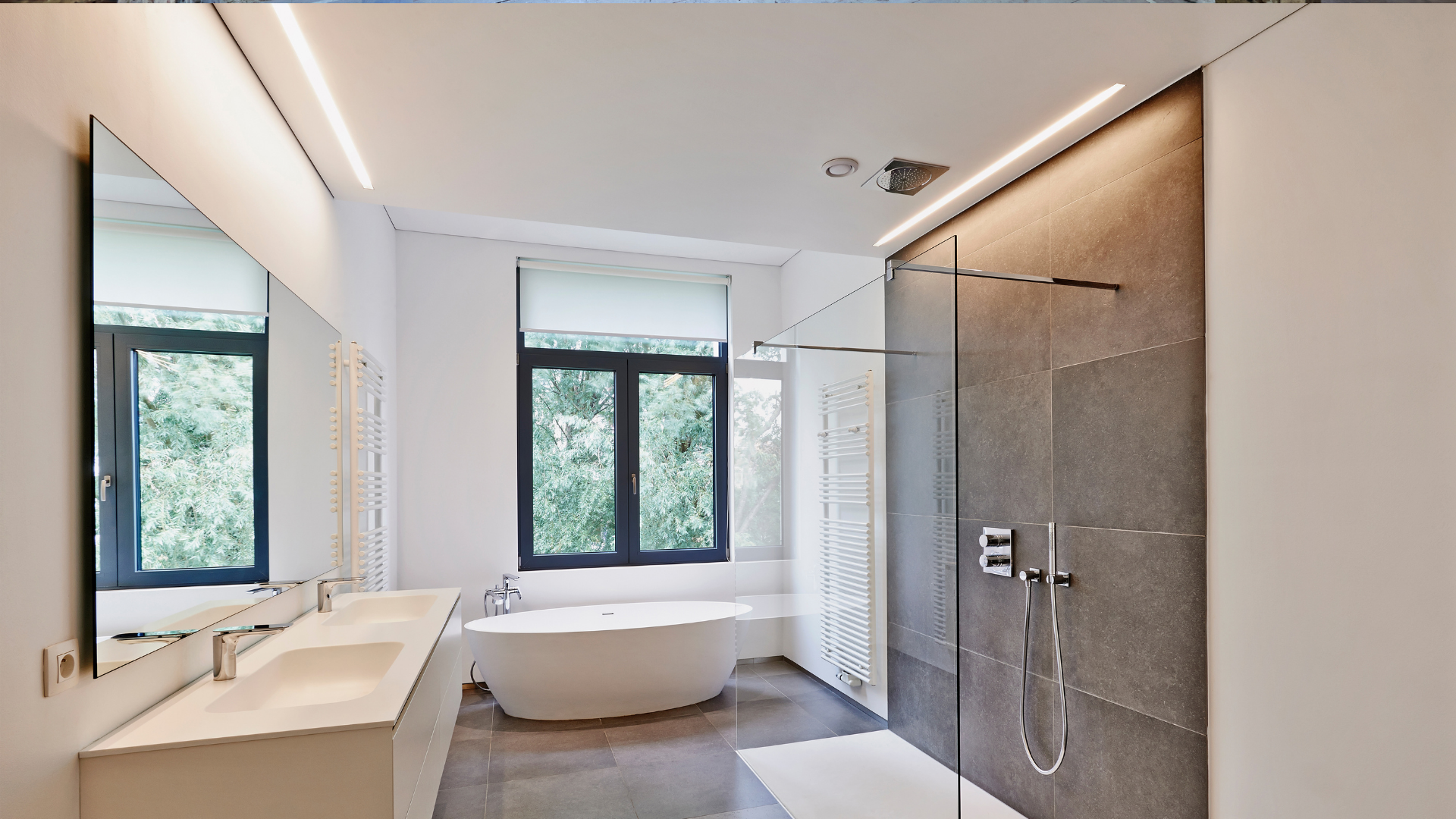 Salle de bains moderne avec un grand miroir, une douche et une baignoire.