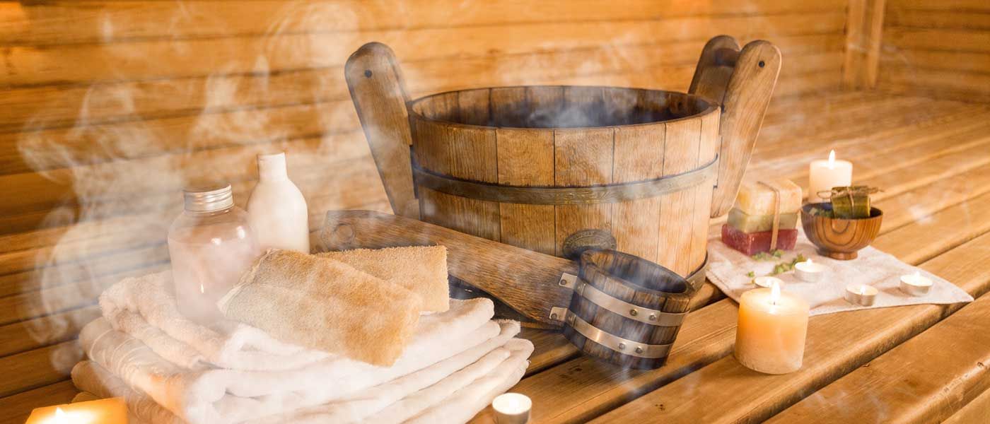 Entspannte Frau auf einer Massageliege, die massiert wird