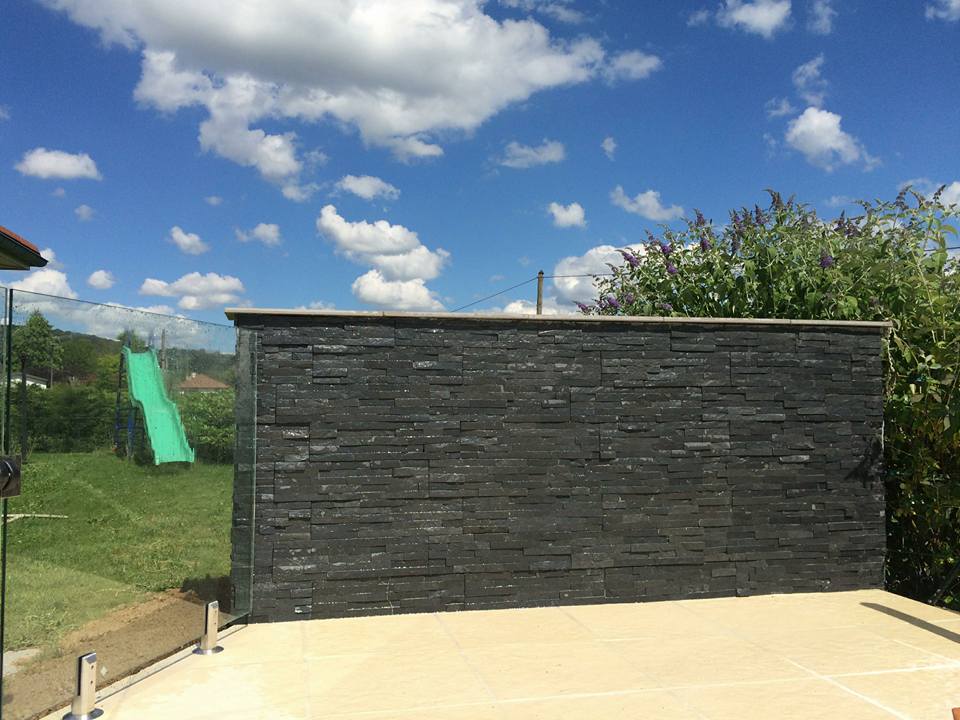 Mur plage de piscine parement en ardoises