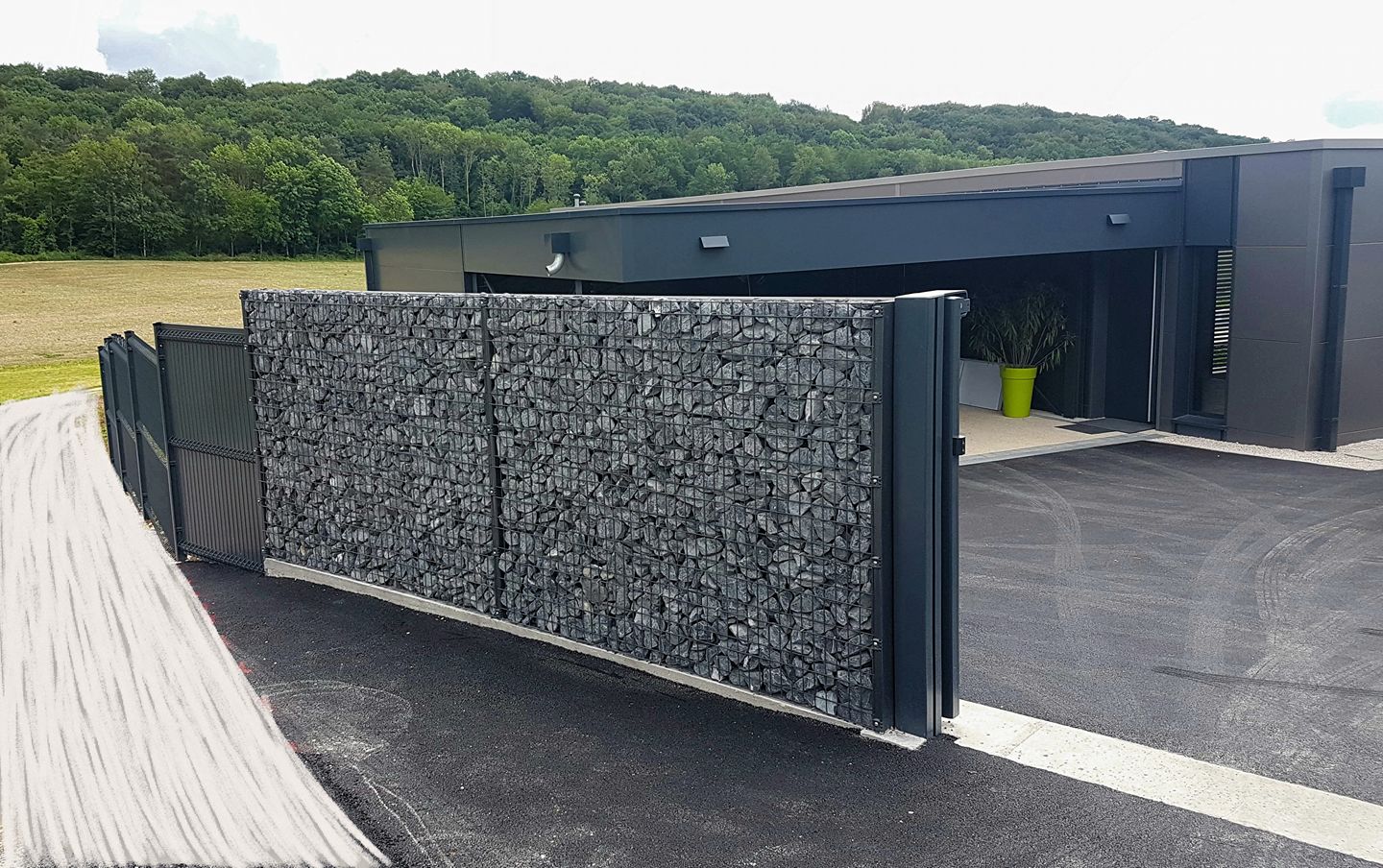 Mur en gabions de roche noire