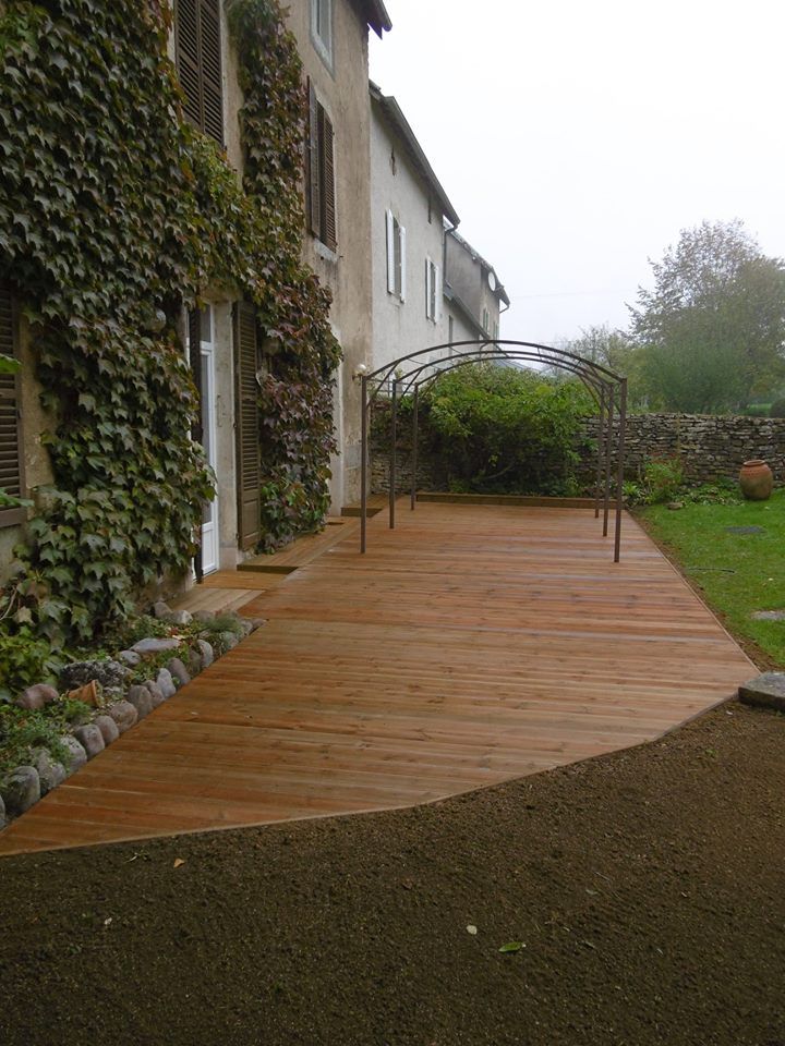 Terrasse en bois de pin brun
