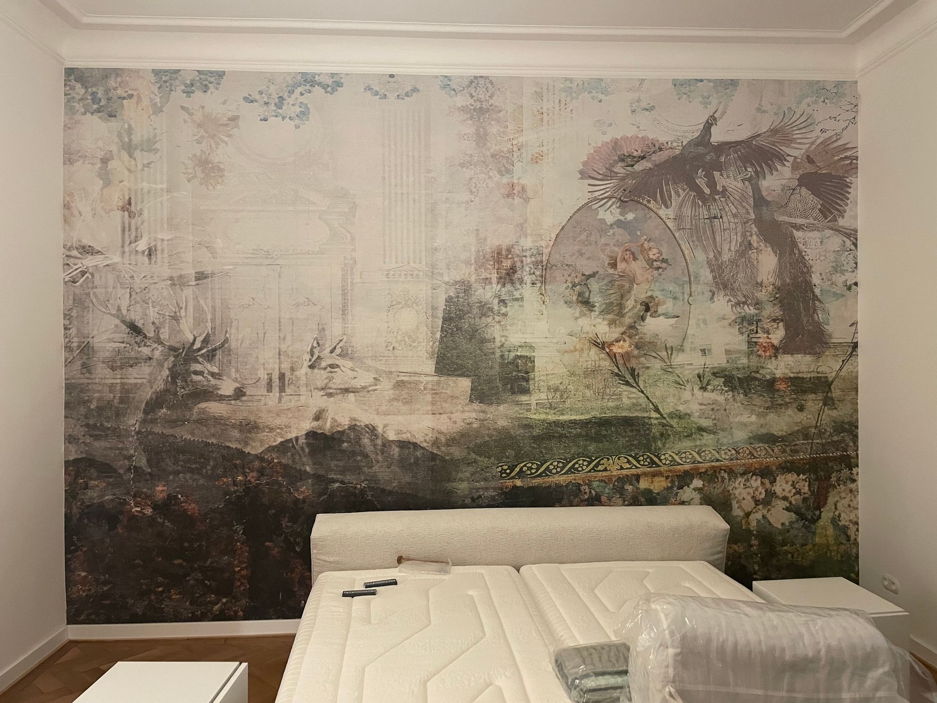 Tapete mit viel künstlerischen Themen drauf