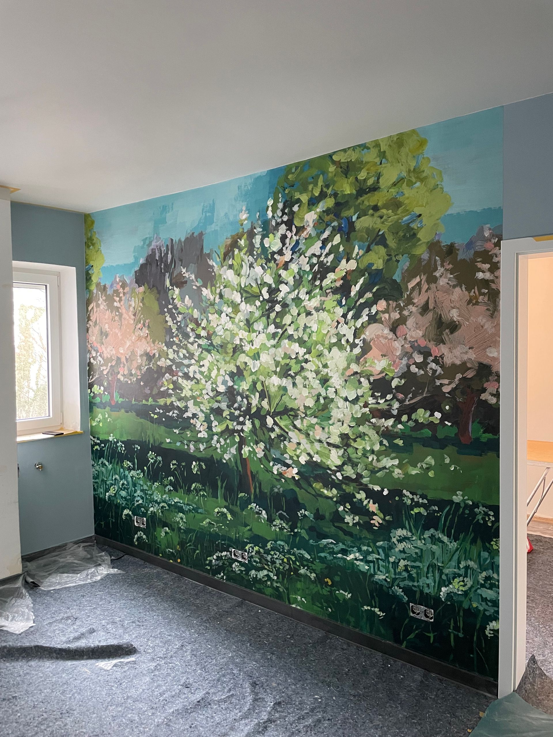 Tapete mit einem weißen Baum auf einer Wiese