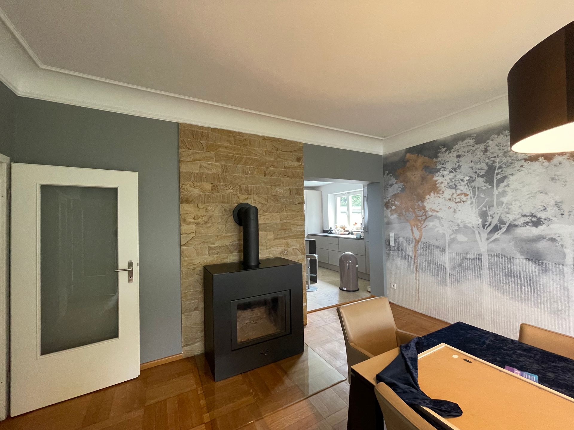 Grauer Innenanstrich mit Tapete