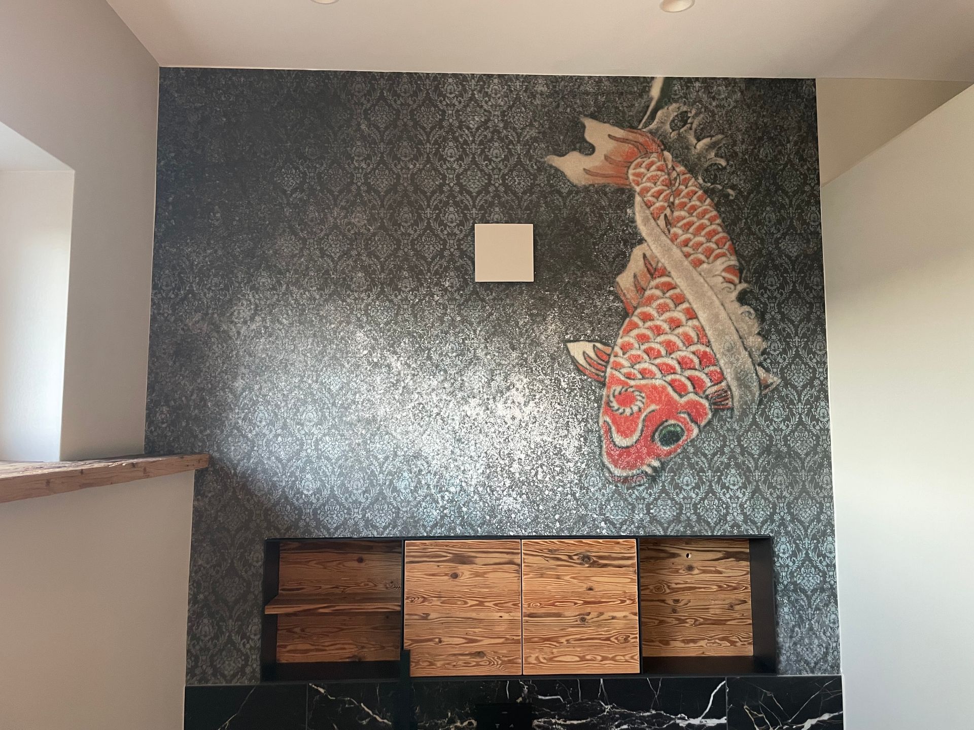 Graue Tapete mit einem Koifisch