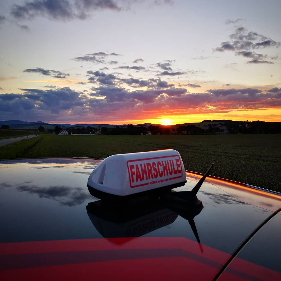 Person hält das Autosteuer