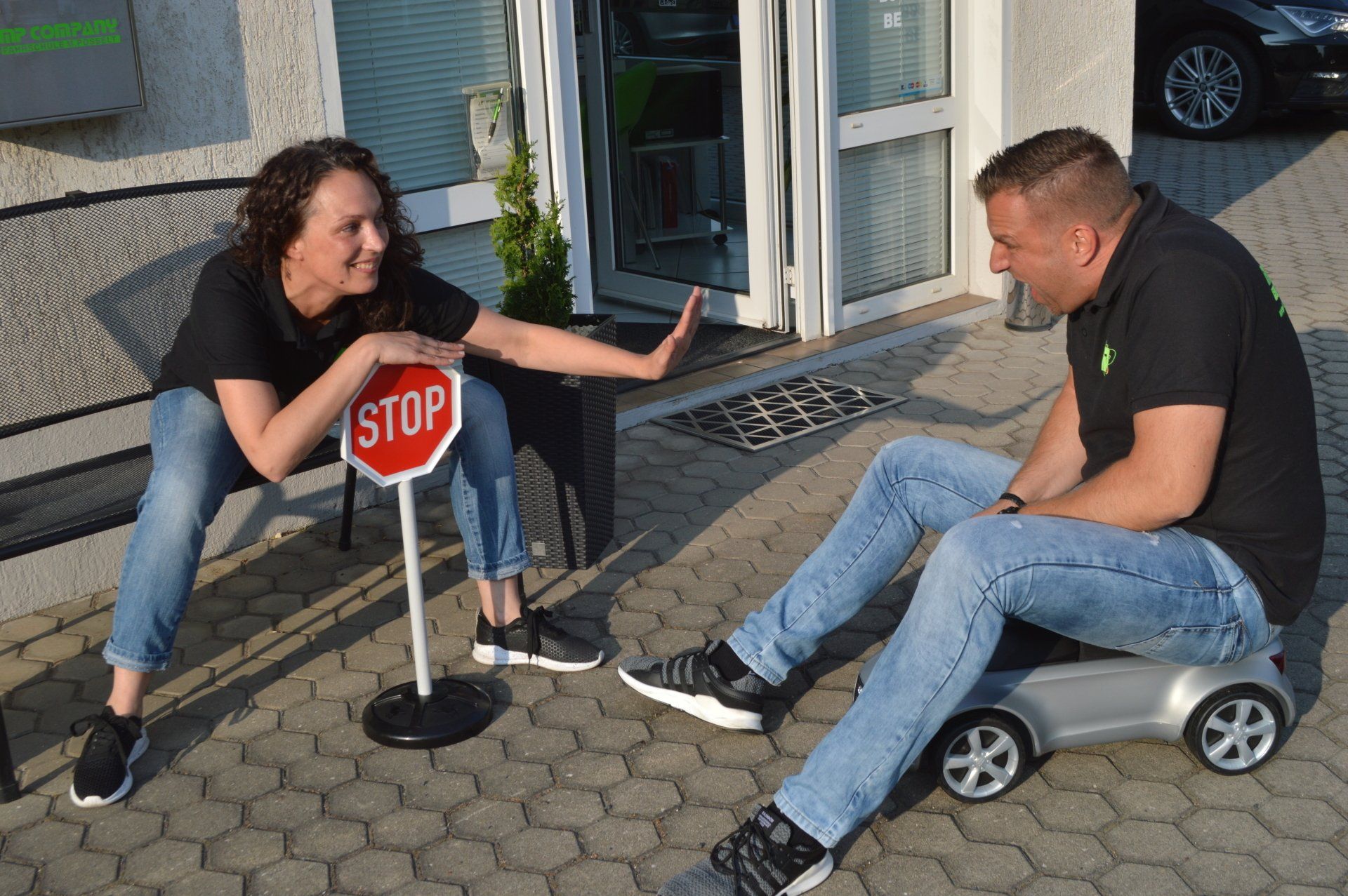 Person fährt ein Auto