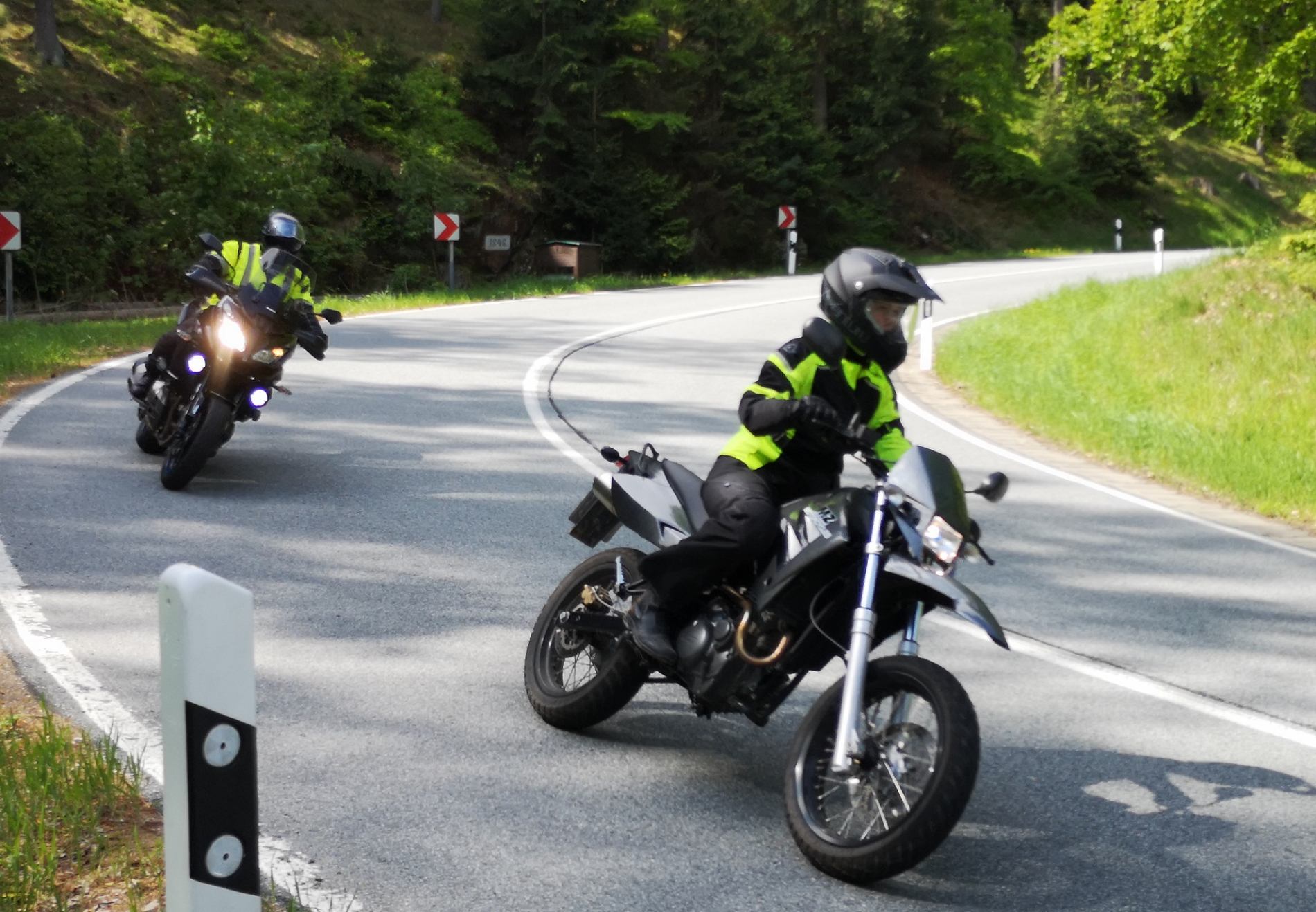 Zwei Personen beim Fahrunterricht fürs Motorrad