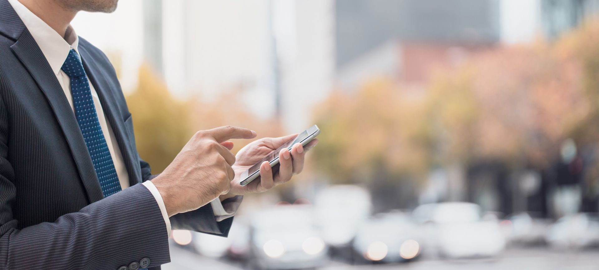 Une personne sur son téléphone.