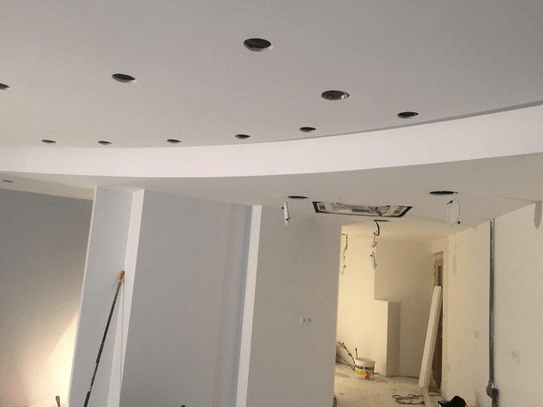 Pose de LED sur un plafond
