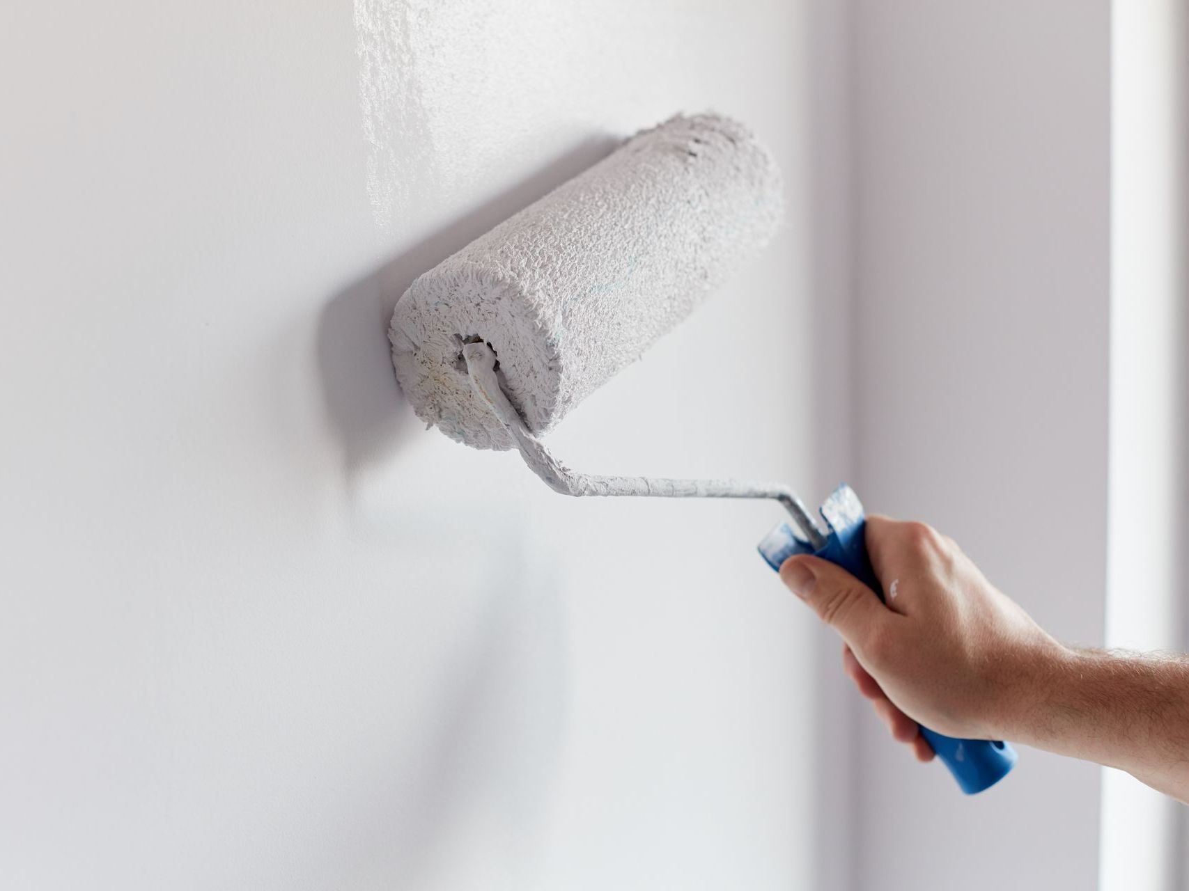 Peinture blanche au rouleau