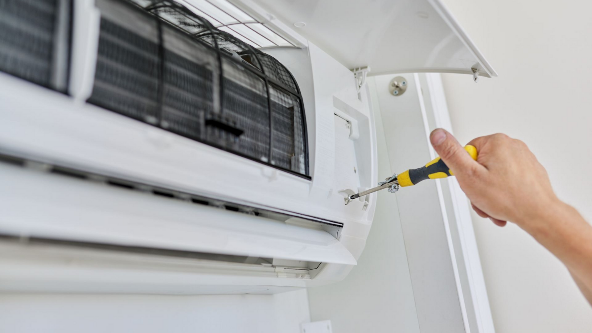 Un dépanneur réparant une pompe à chauffage