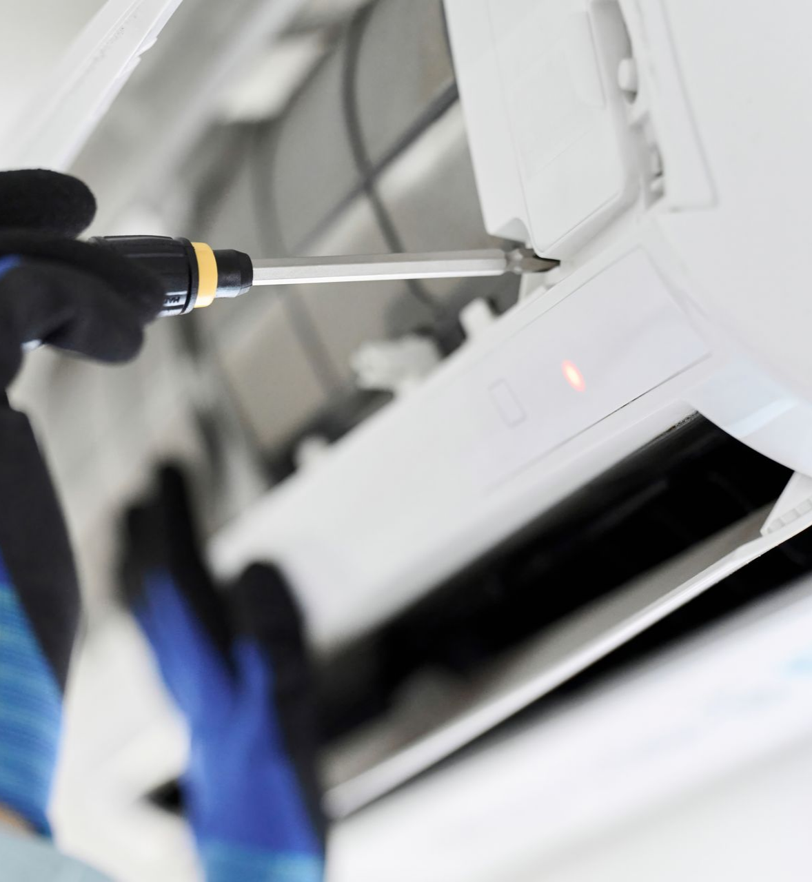 Un tournevis dans un climatiseur