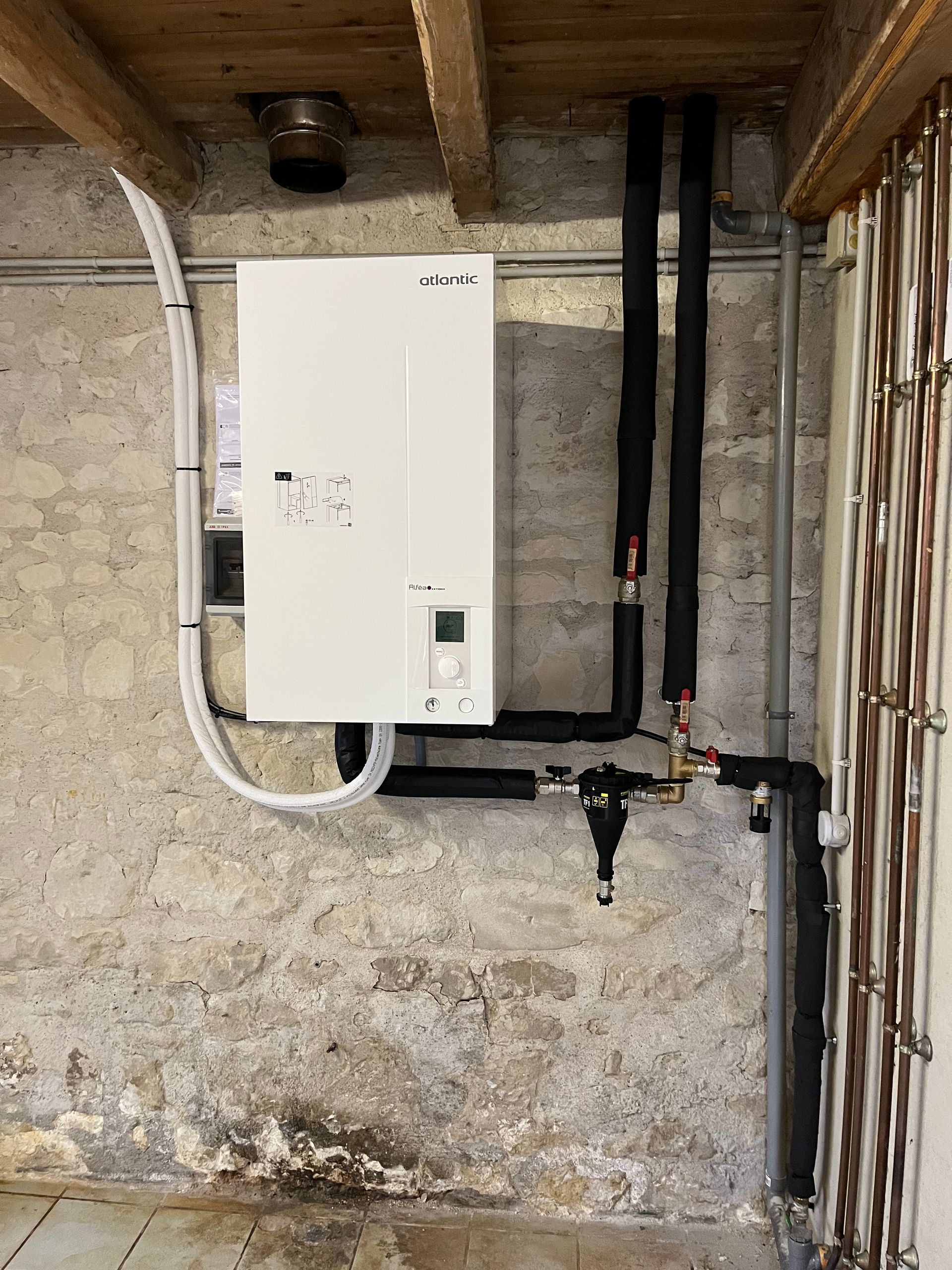 Une pompe à chaleur dans une cave