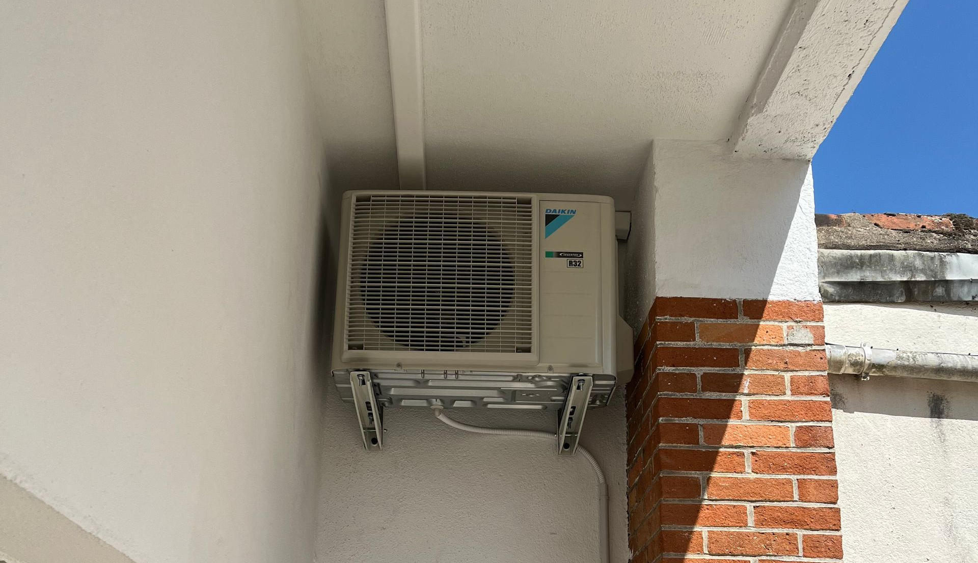 Une unité extérieure de climatisation