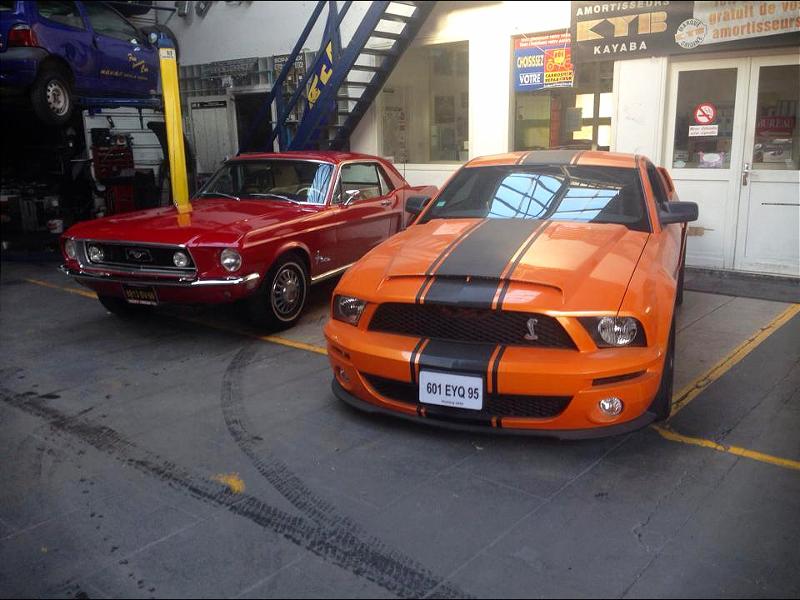 Deux véhicules Ford Mustangs