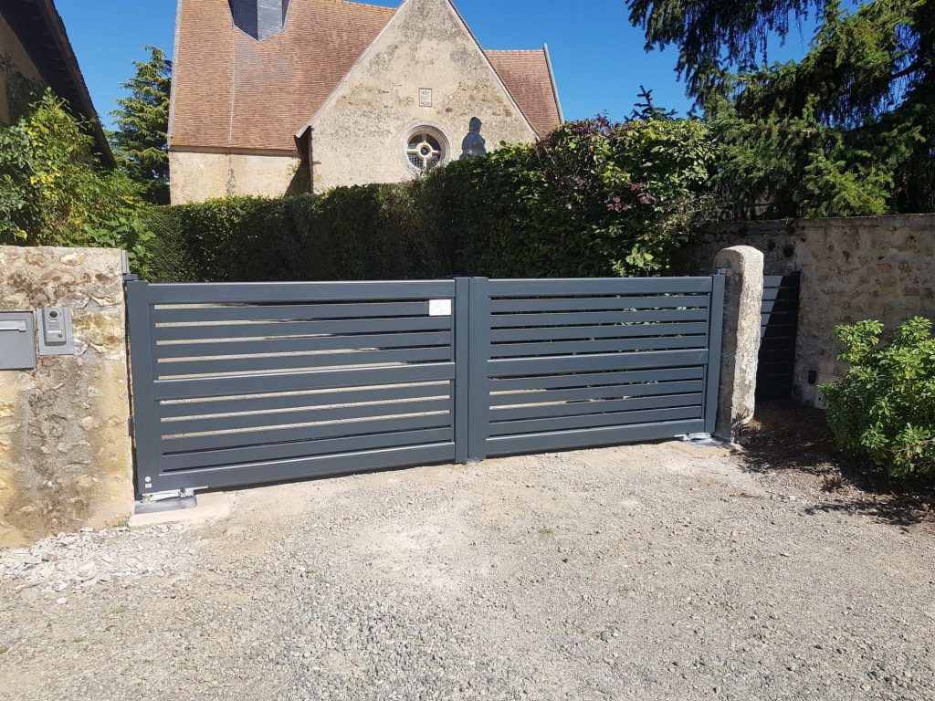 Portail ajouré à lamelles horizontales battant