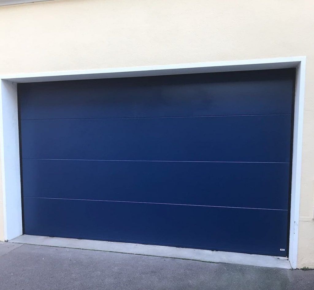 Porte de garage sectionnelle bleu