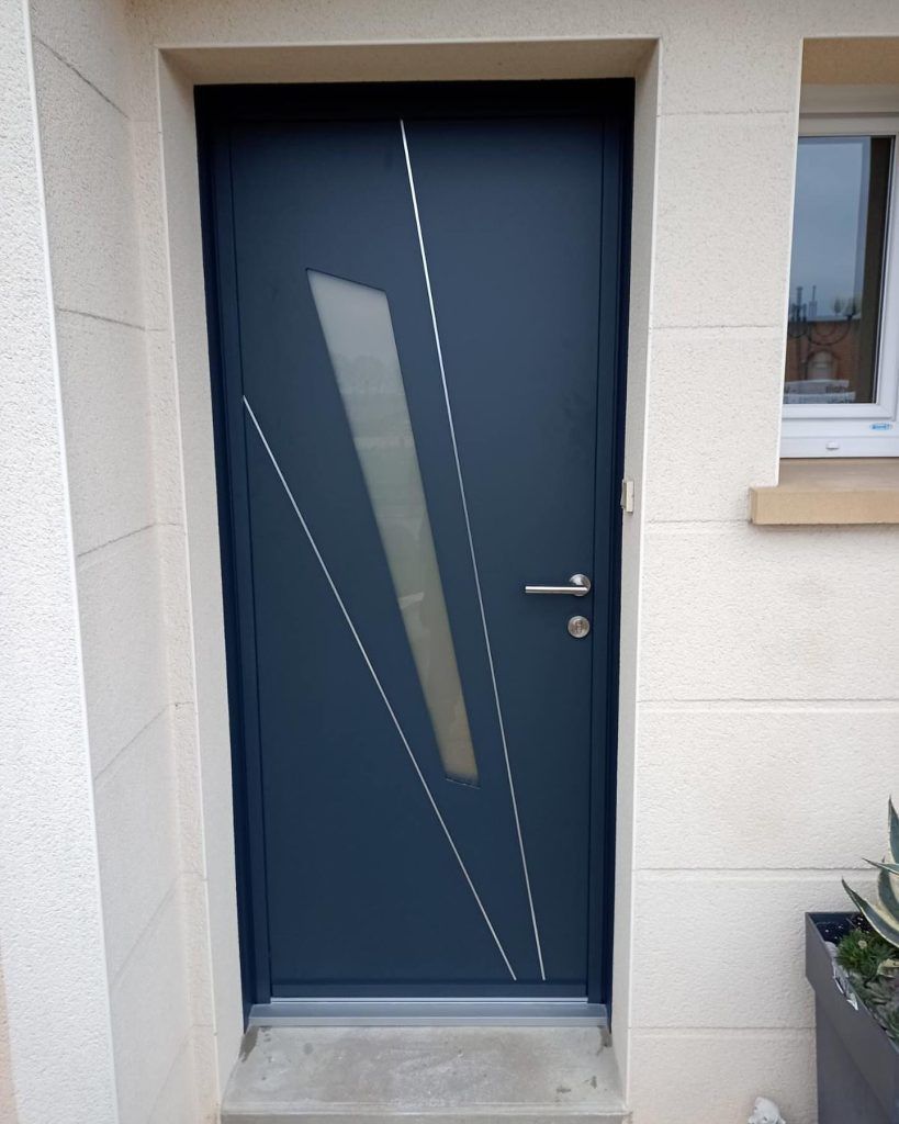 Porte d'entrée bleu nuit avec vitrage design