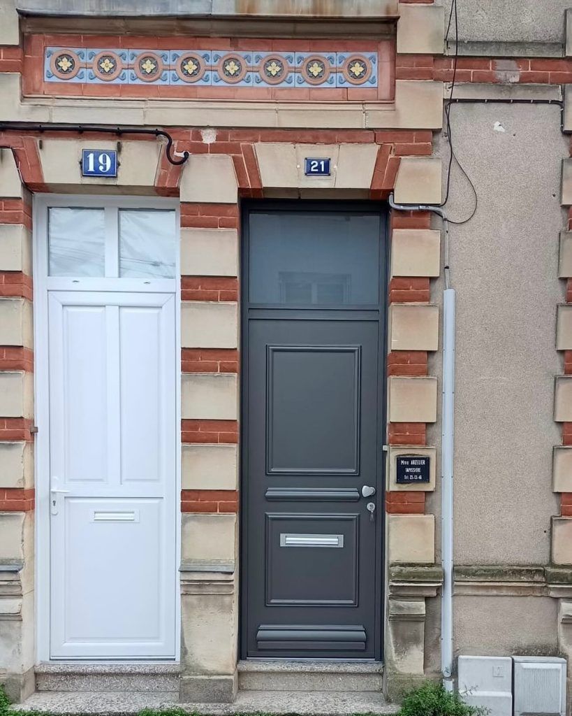 Deux portes d'entrée modernes pour deux maisons de ville