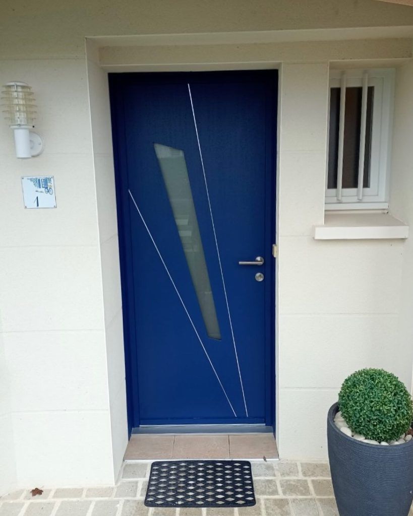 Porte d'entrée bleue avec vitrage design