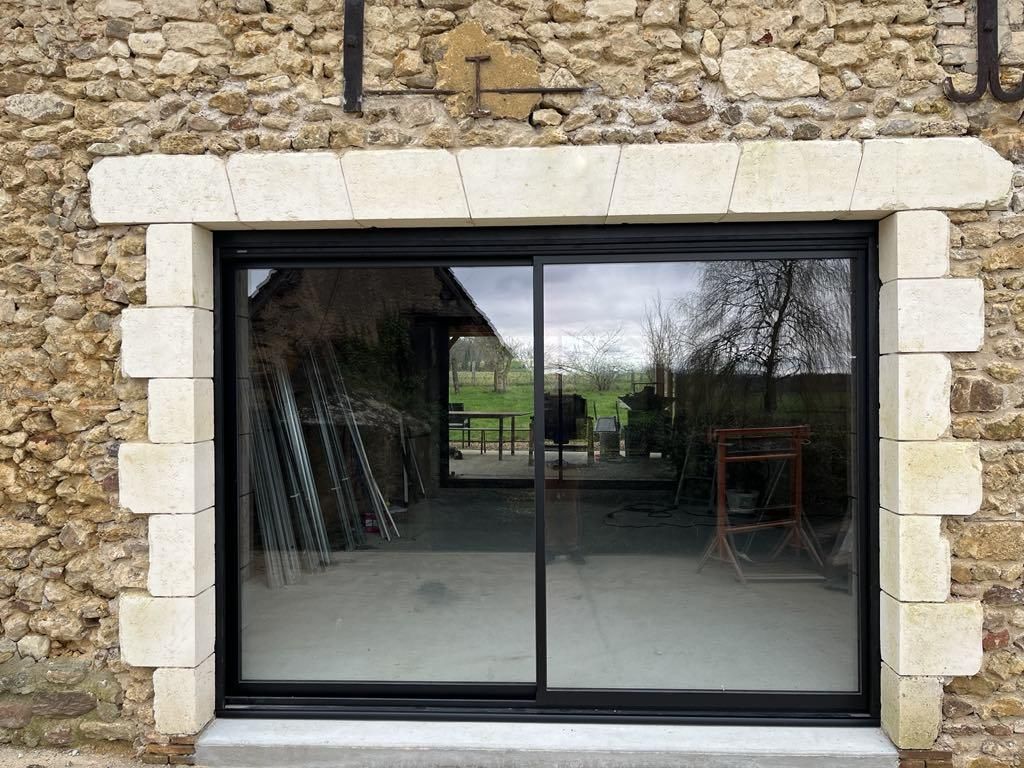 Baie coulissante en pose rénovation dans une maison traditionnelle