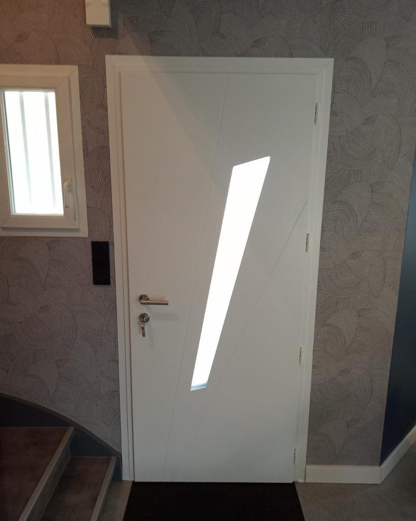 Porte d'entrée moderne avec vitrage dépoli