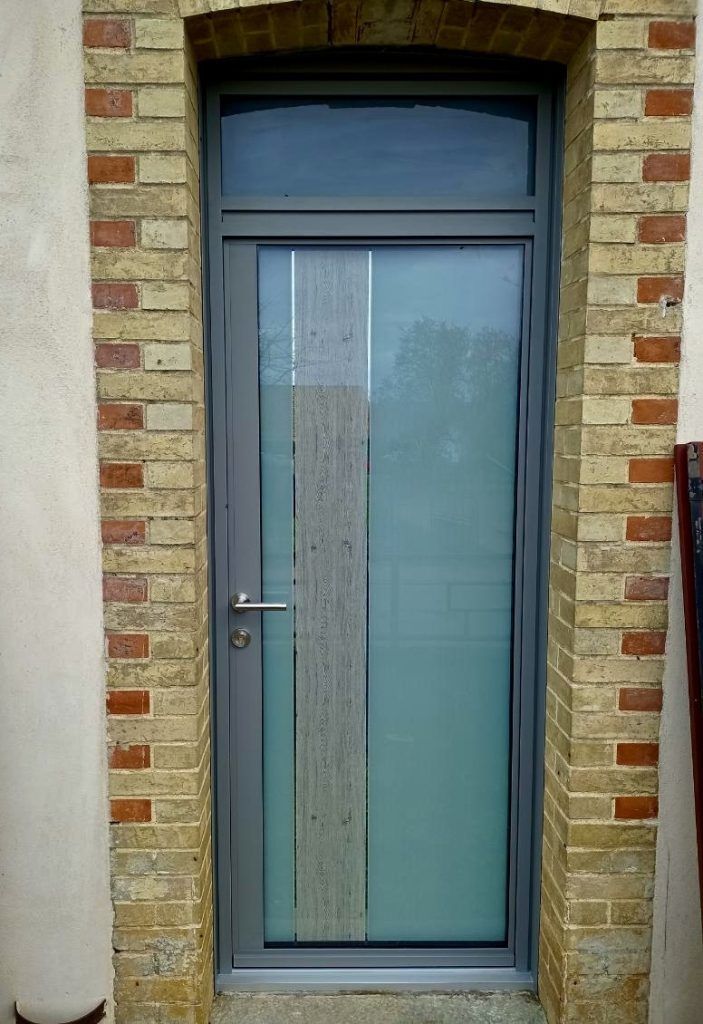 Porte d'entrée vitrée sur pleine hauteur