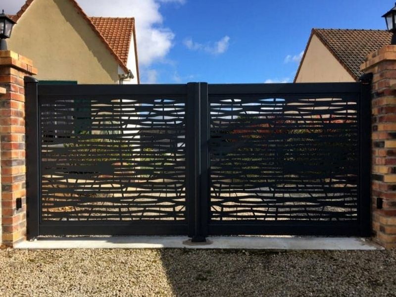 Portail battant en aluminium noir, ajouré