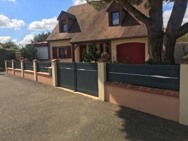 Portail et clôture avec brise-vue coordonnés modèle Azzana