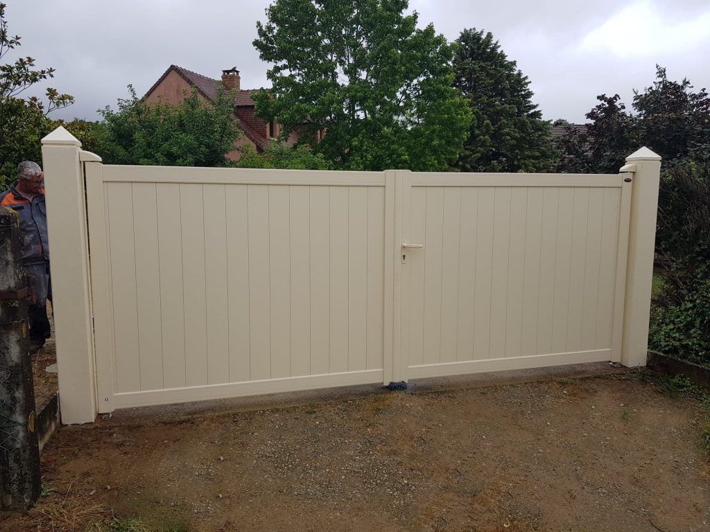 Portail Casanova blanc cassé à Bonnétable