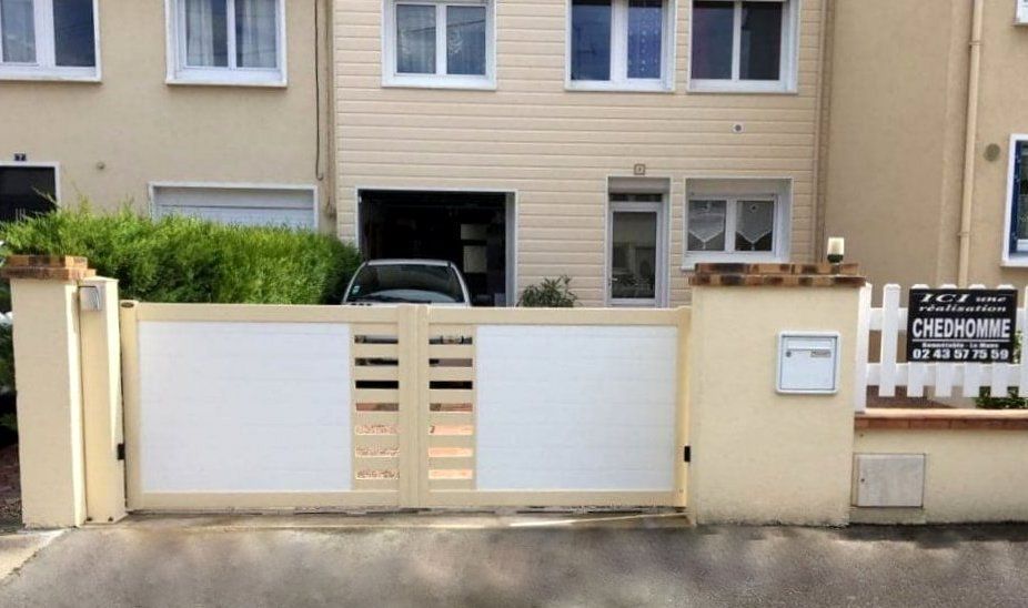 Portail Catalan blanc et beige au Mans