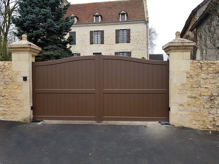 Portail battant marron