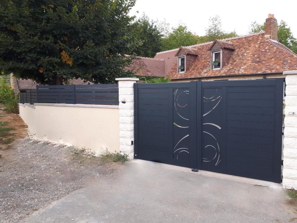 Portail ajouré à deux battants